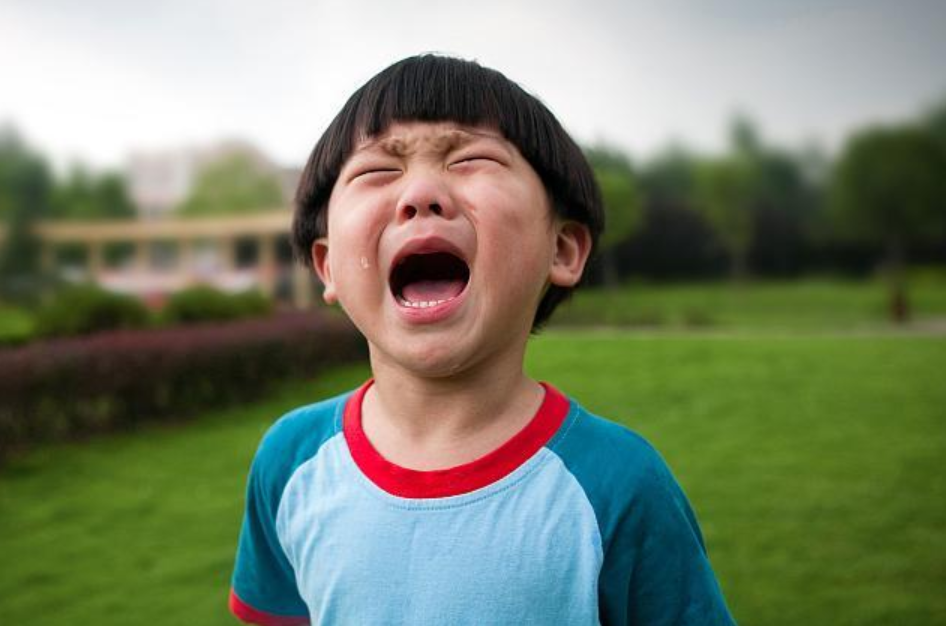 熊孩子拿“大刀”划花奔驰,车主索赔遭拒,家长:法律约束不了我休闲区蓝鸢梦想 - Www.slyday.coM 熊孩子拿“大刀”划花奔驰,车主索赔遭拒,家长:法律约束不了我休闲区蓝鸢梦想 - Www.slyday.coM