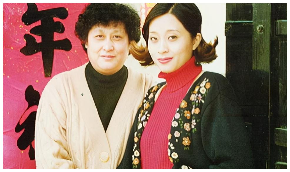 她曾是春晚常驻女笑星,因丈夫去世离开舞台,现已再嫁女儿9岁|戚慧