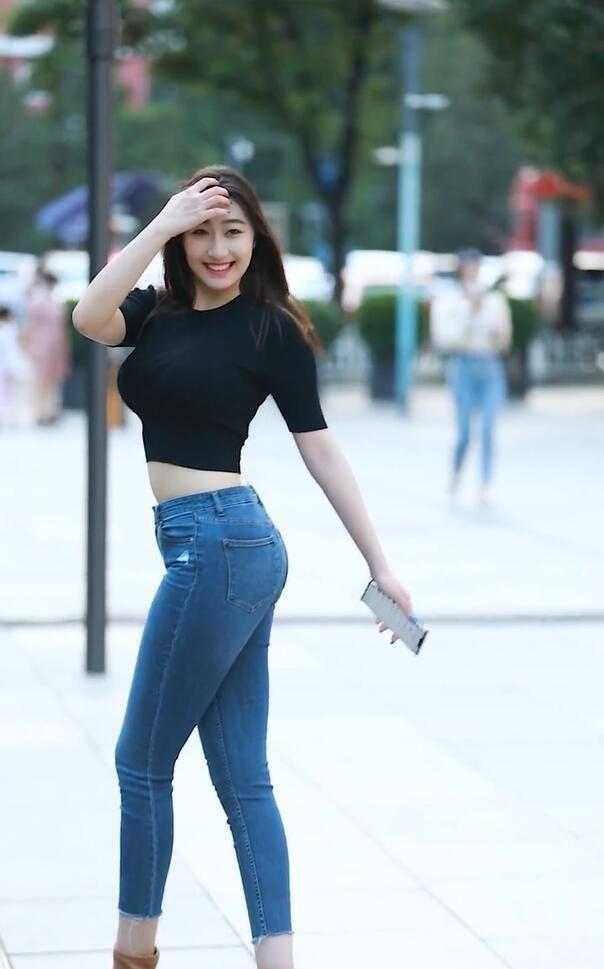 微胖美女穿上牛仔裤真有趣看着就肥而不腻