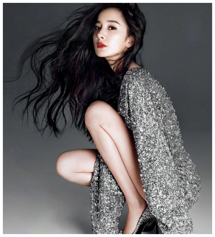 女星的"高跟鞋蹲",泫雅很酷,虞书欣可爱,杨幂依旧优雅!