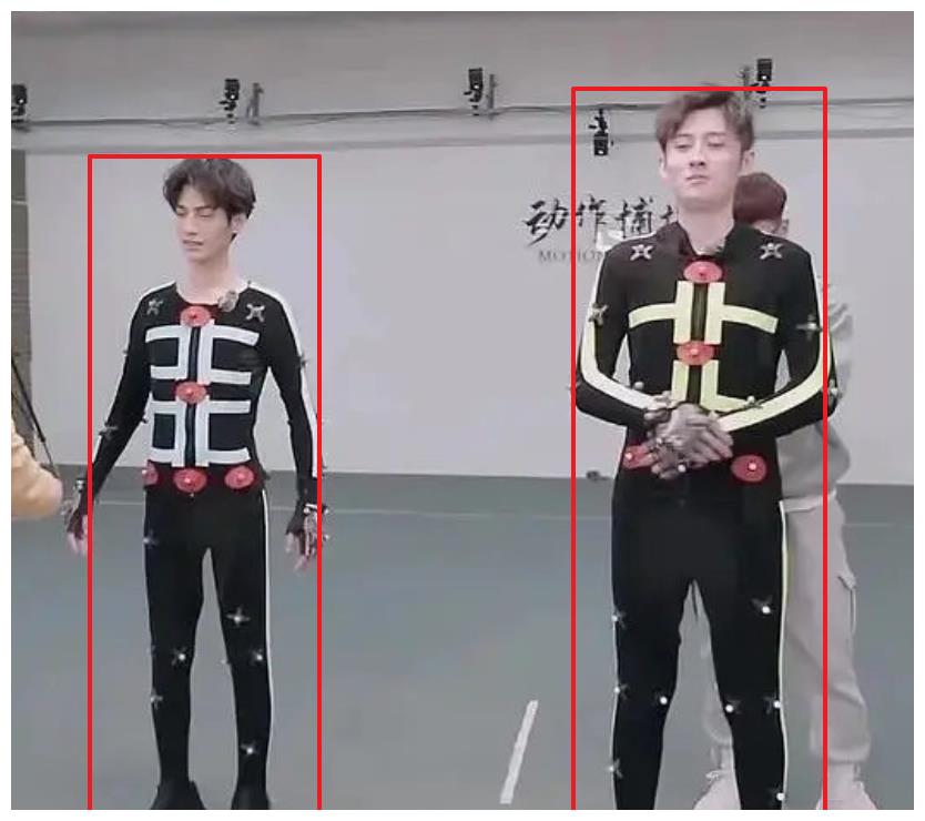 且都是穿着平底鞋的时候呢,就可以发现,二人的身高差距还是非常明显的