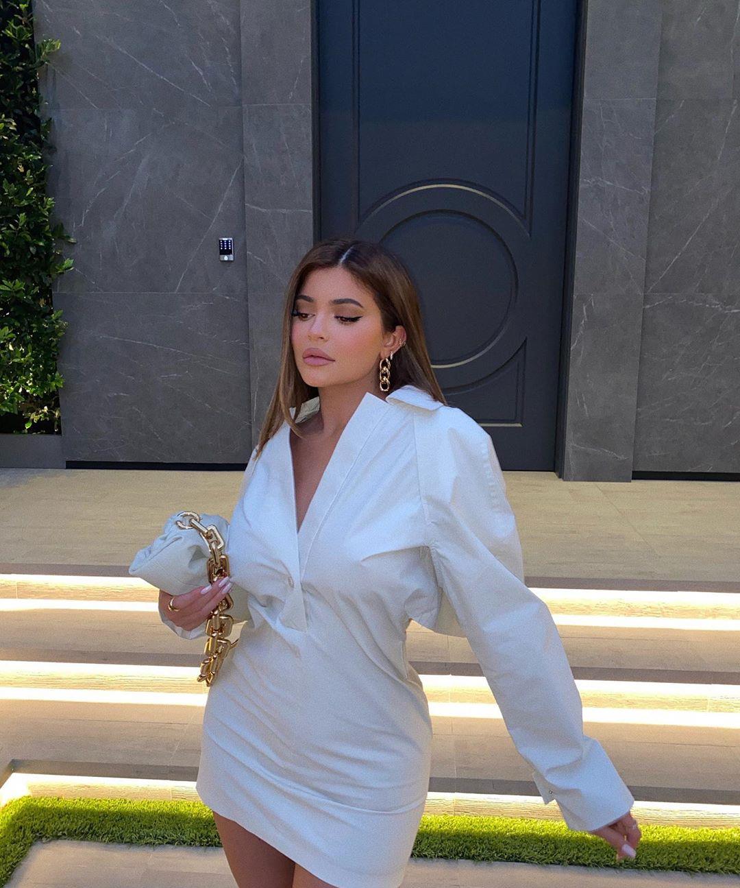 凯莉·詹娜虽然不姓卡戴珊,但她从小就与卡戴珊家族的姐姐们一起生活