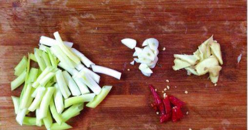 家常宫保鸡丁的做法，只要掌握了这几点，自己做得比买的还好吃休闲区蓝鸢梦想 - Www.slyday.coM