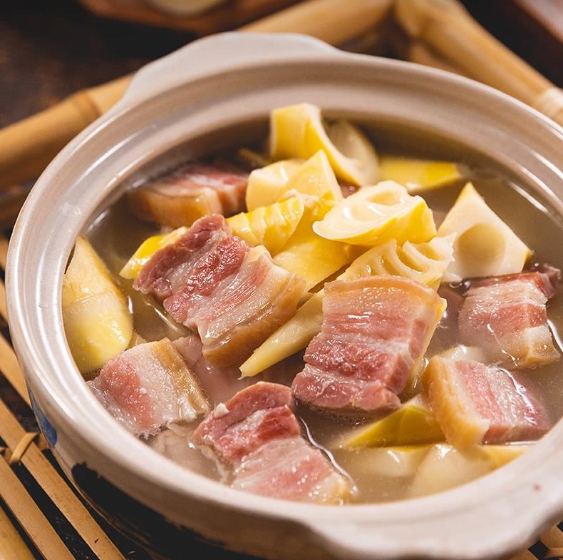 春天的美味咸肉炖笋