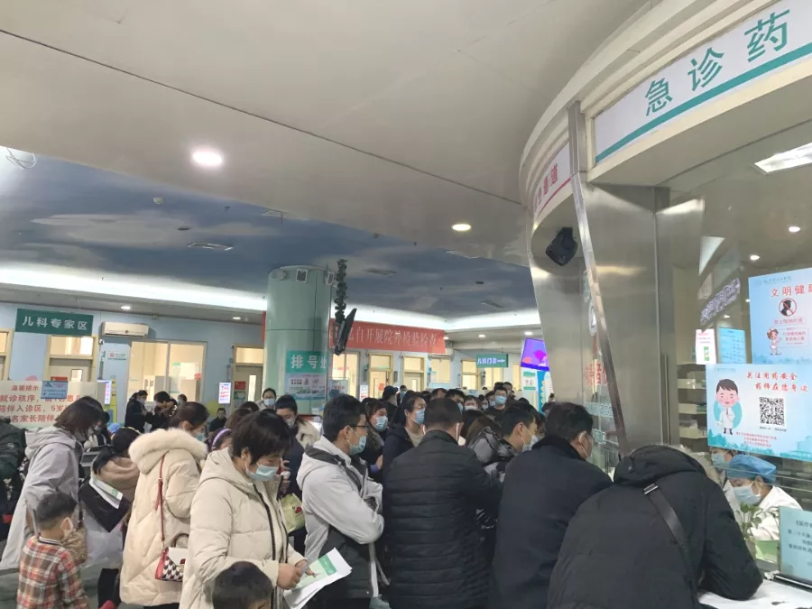市人民医院儿科门诊接诊数量其中,与平时相比呈明显增加趋势.