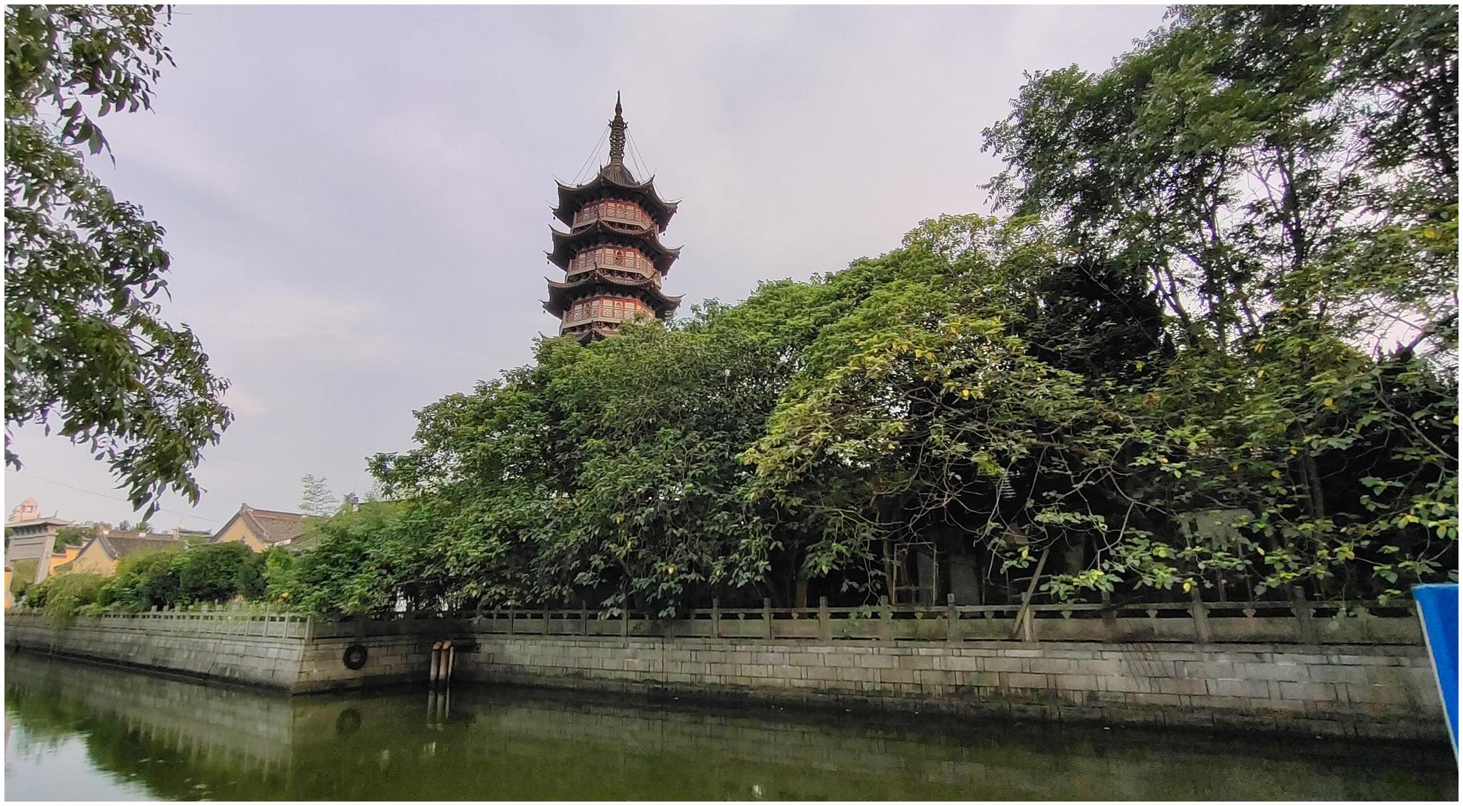 历史悠久,规模恢大的海宁天宁寺,环绕欣赏夕阳下的天宁寺塔