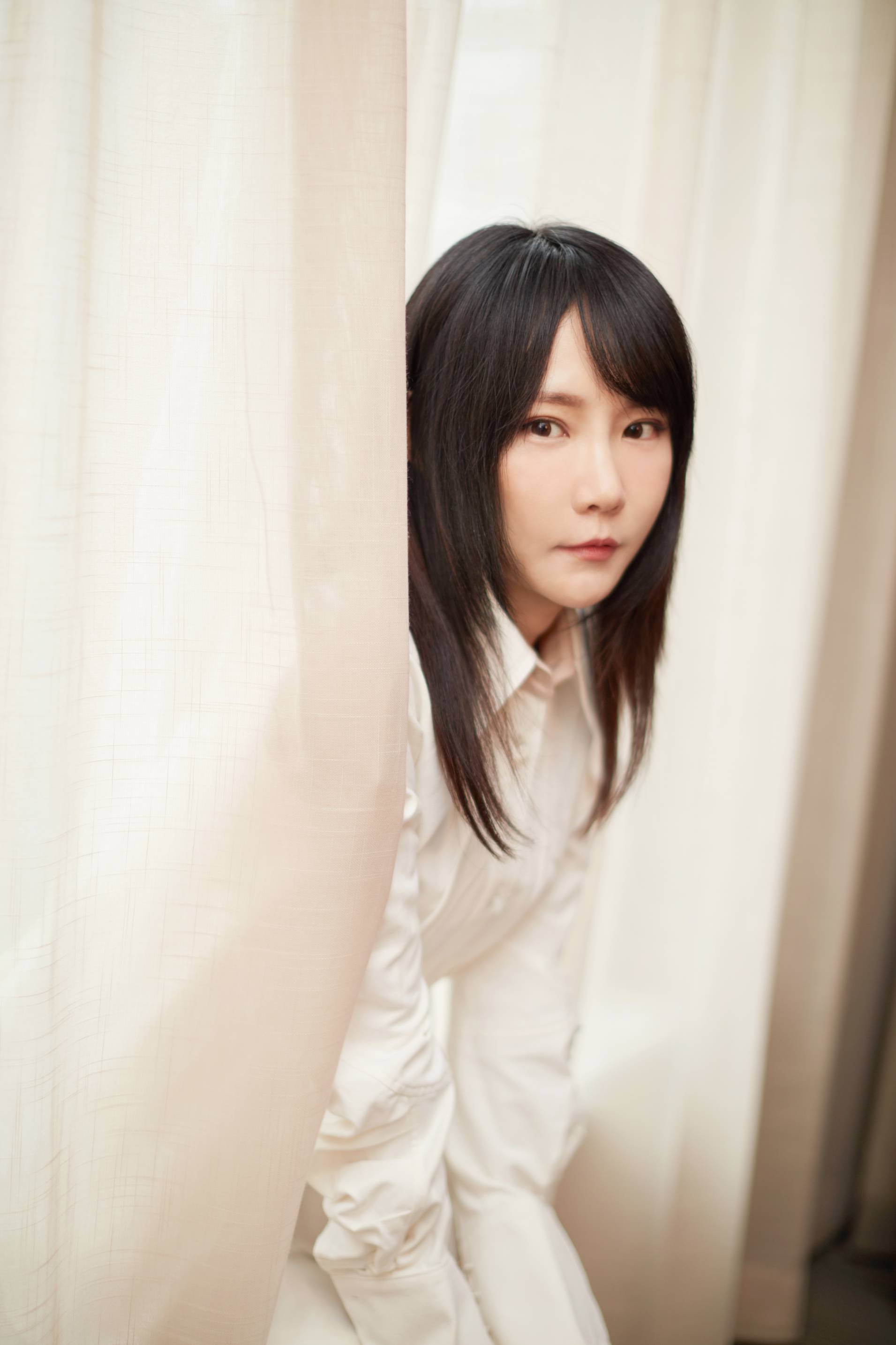 邵夷贝新专《我要滚滚发烫地活到宇宙爆炸》用歌声阐述眼中世界