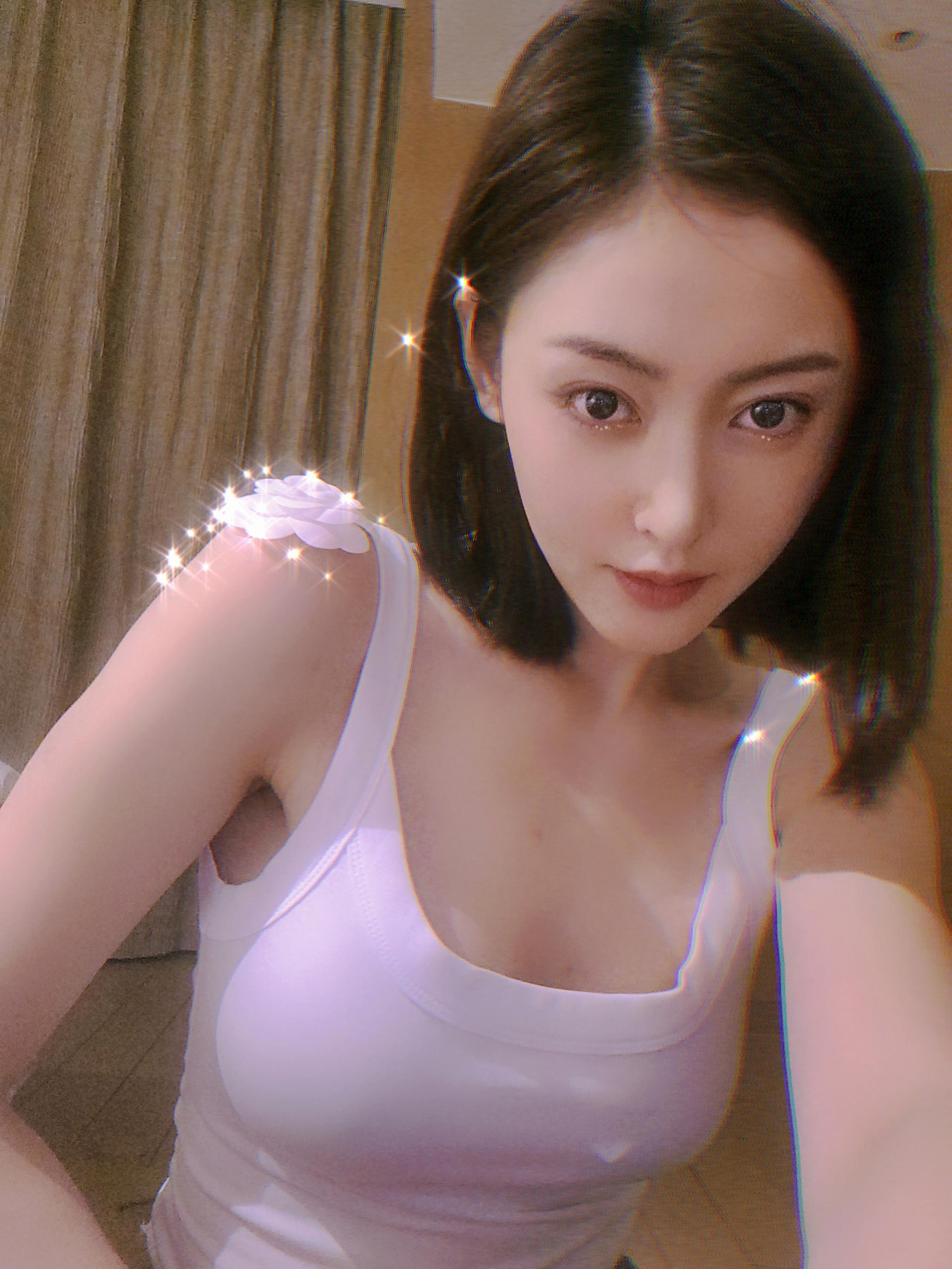 张天爱分享自拍美照 短发造型美飒十足