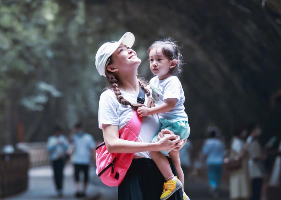 应采儿外出晒娃,小儿子的脸不再打码,引起网友热议休闲区蓝鸢梦想 - Www.slyday.coM 应采儿外出晒娃,小儿子的脸不再打码,引起网友热议休闲区蓝鸢梦想 - Www.slyday.coM