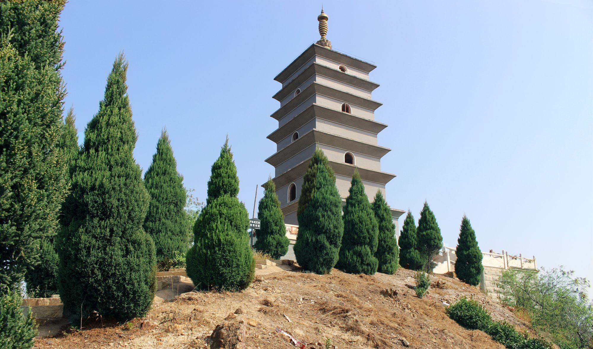一条山路分界两省,左是湖北车云山村,右为河南车云山村