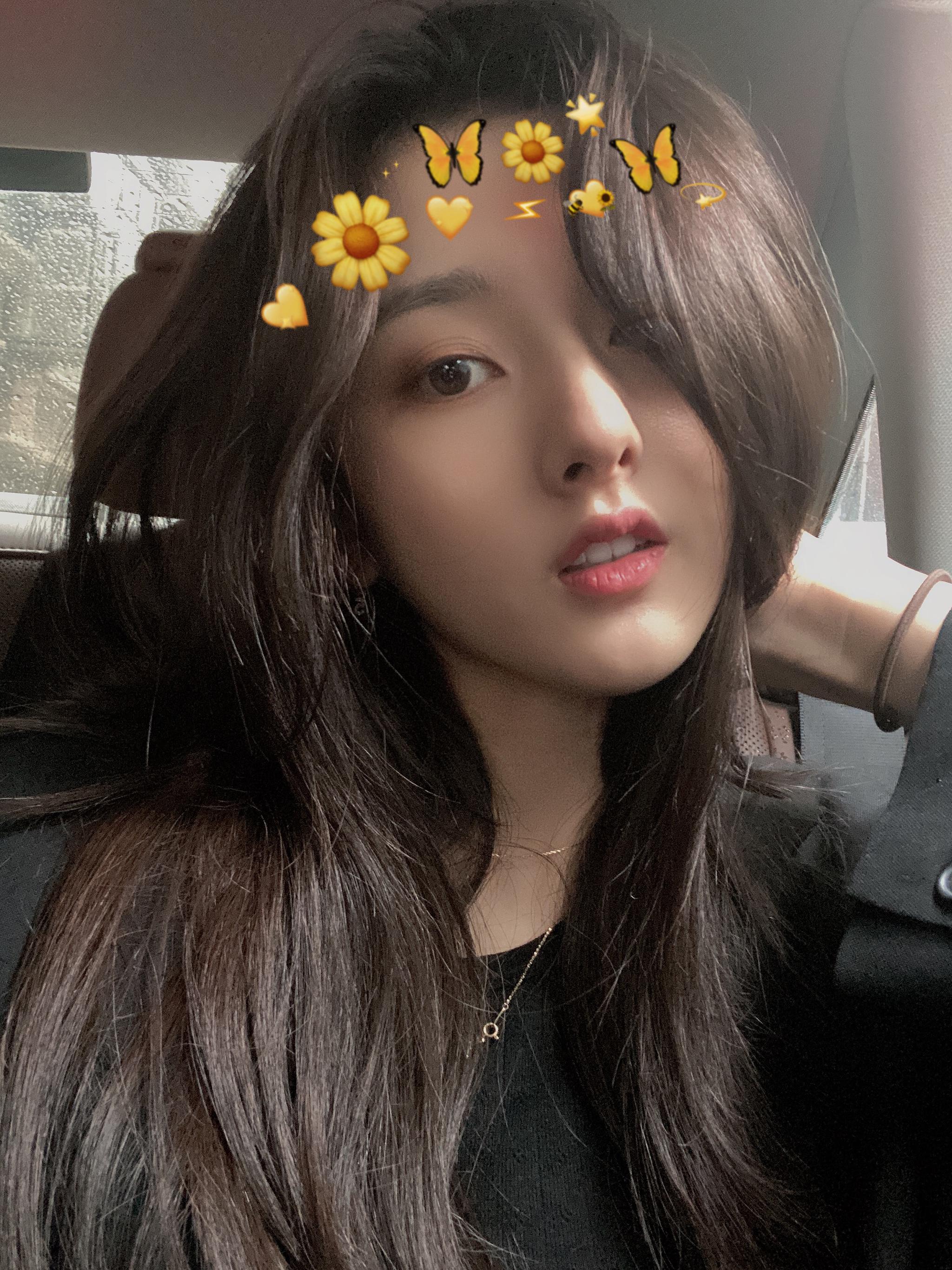 宋祖儿晒长发自拍 港风少女回归