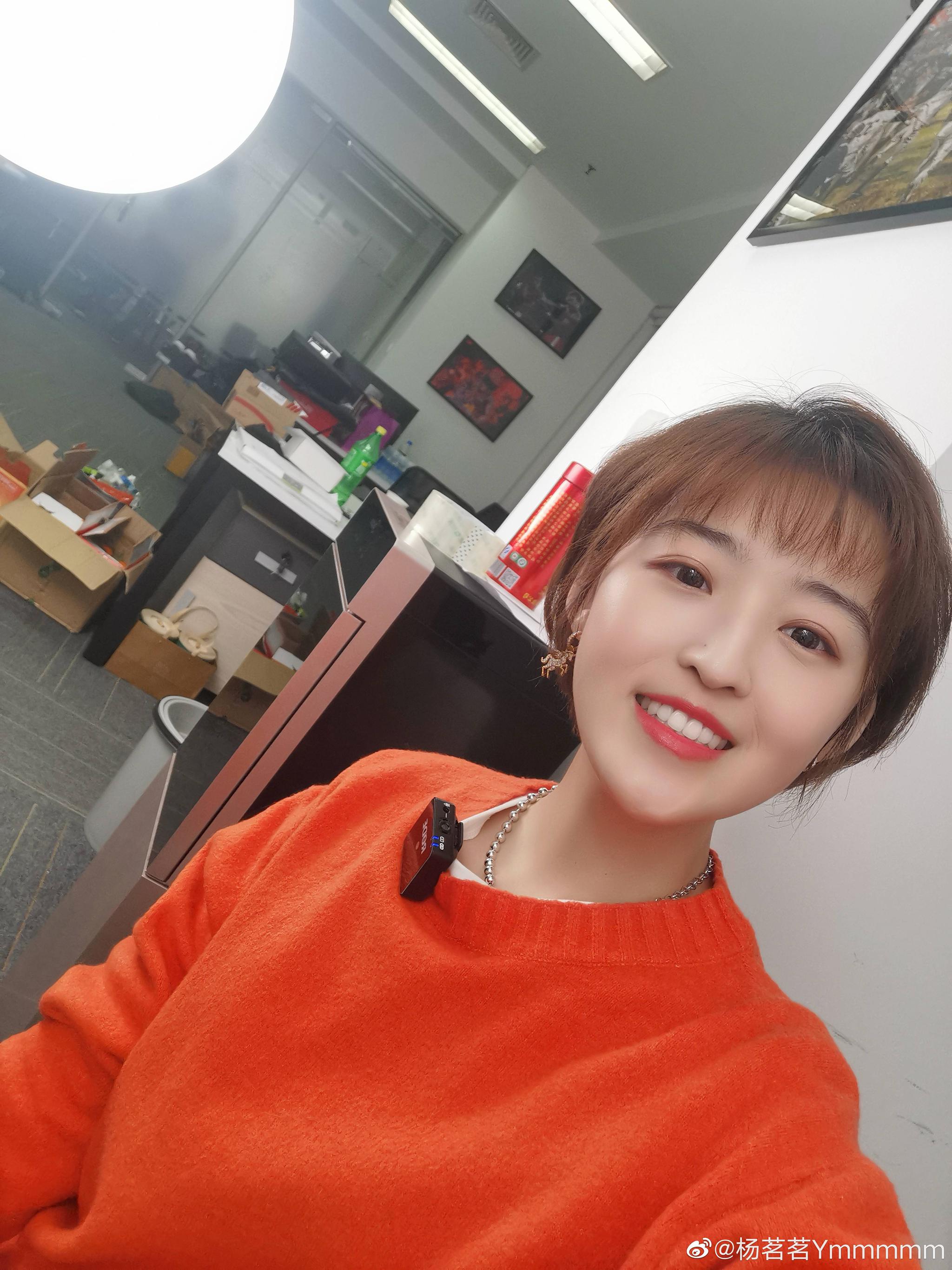 足球女主播杨茗茗晒出自己的自拍照,一位稳重,优雅的主持人_高清图集
