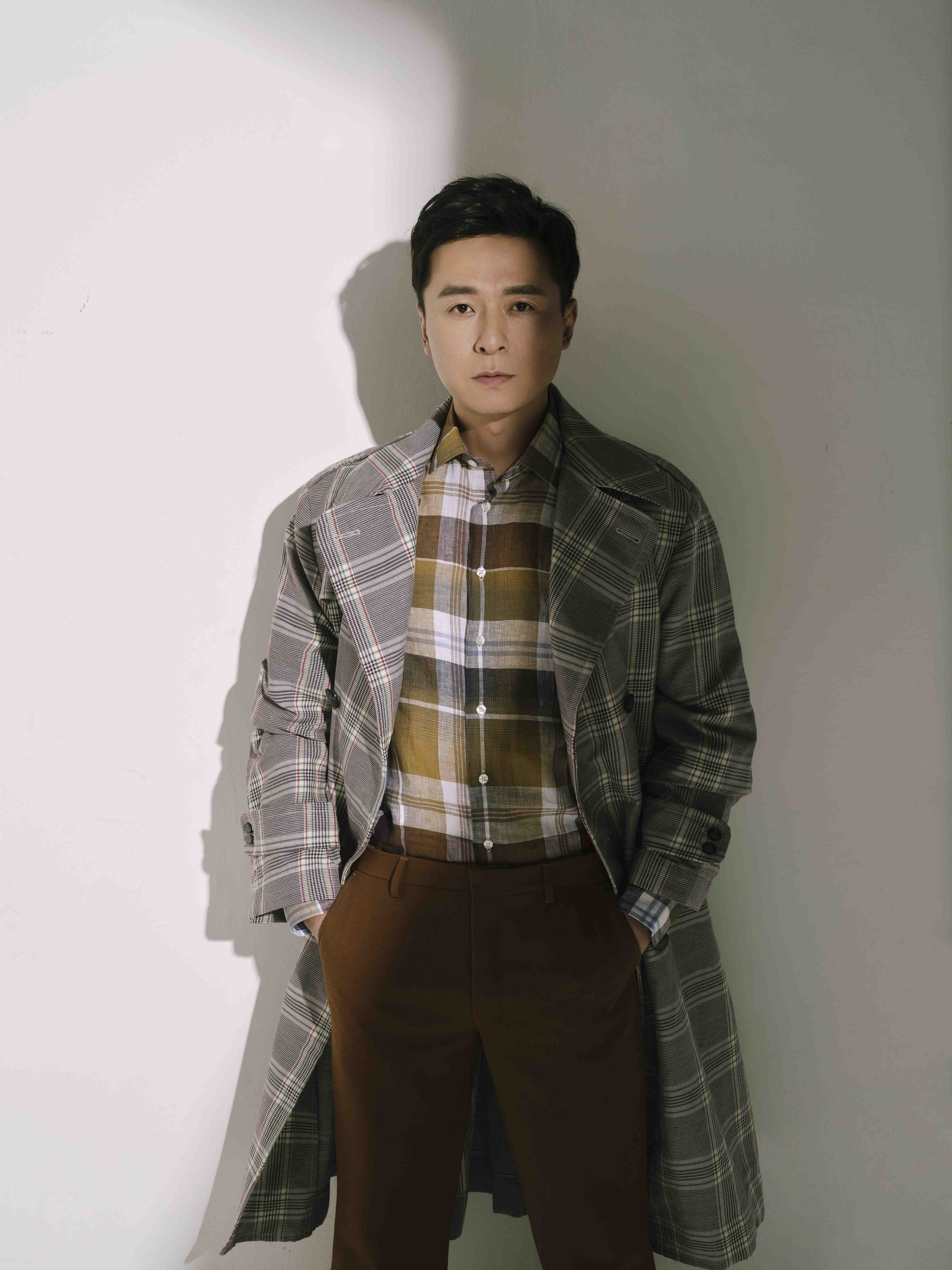 朱雨辰光影大片释出复古搭配尽显熟男魅力