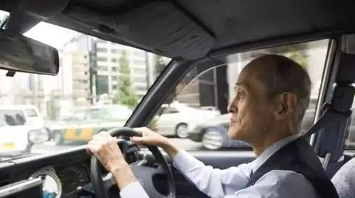 “老龄化”的日本，70岁老人还待在工作岗位，为何他们不去养老？