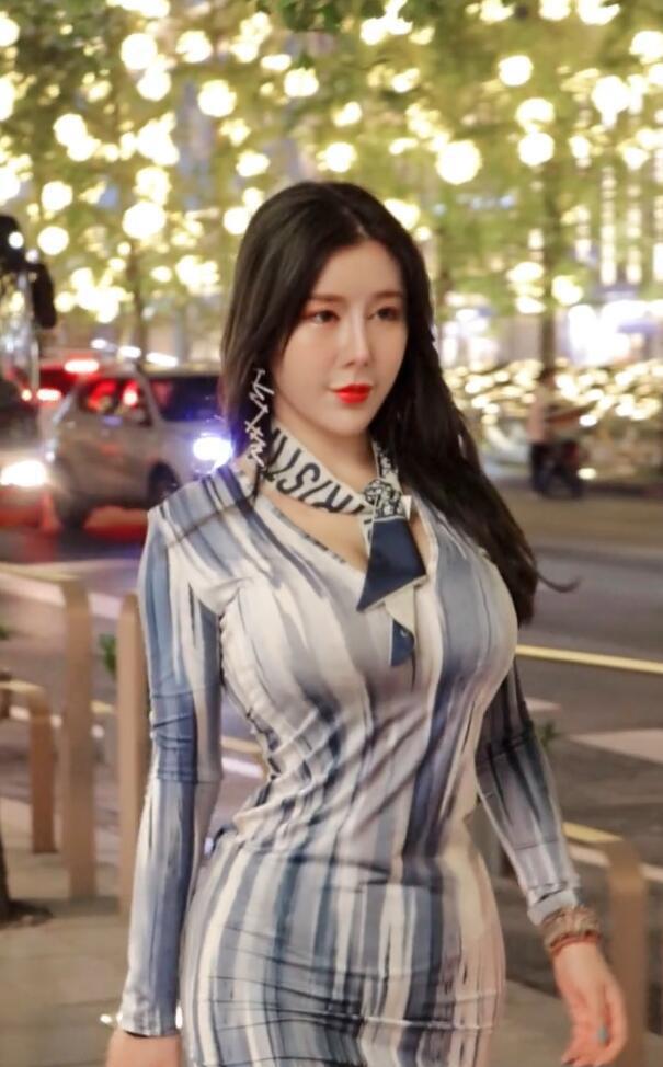 贵妇搭上优雅长裙,紧紧包裹,不方便也要美得优雅|贵妇|裙子|极品_新浪