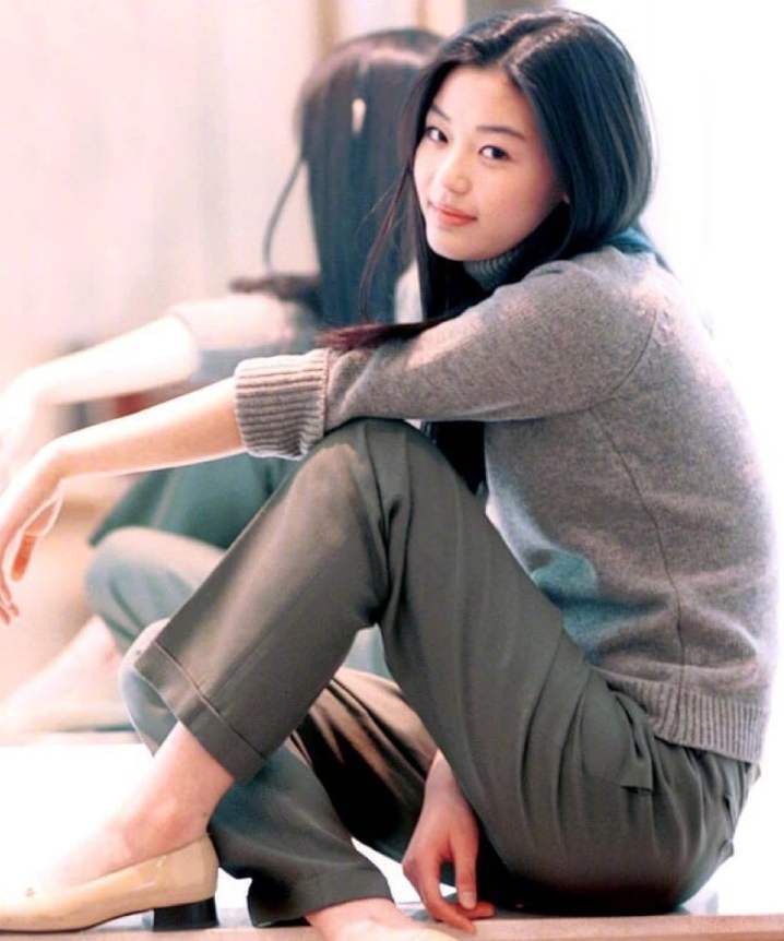 金智贤写真时尚大片,妩媚动人,清纯白净,礼服造型更显高贵!