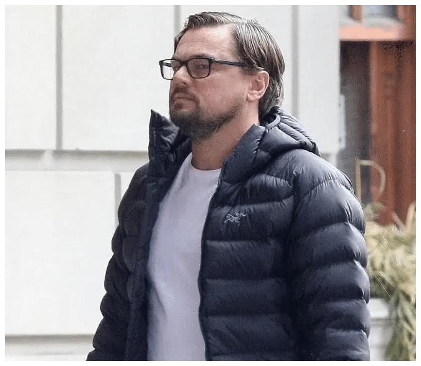 曾迷倒万千少女的小李子发福严重,穿着休闲脚踩拖鞋