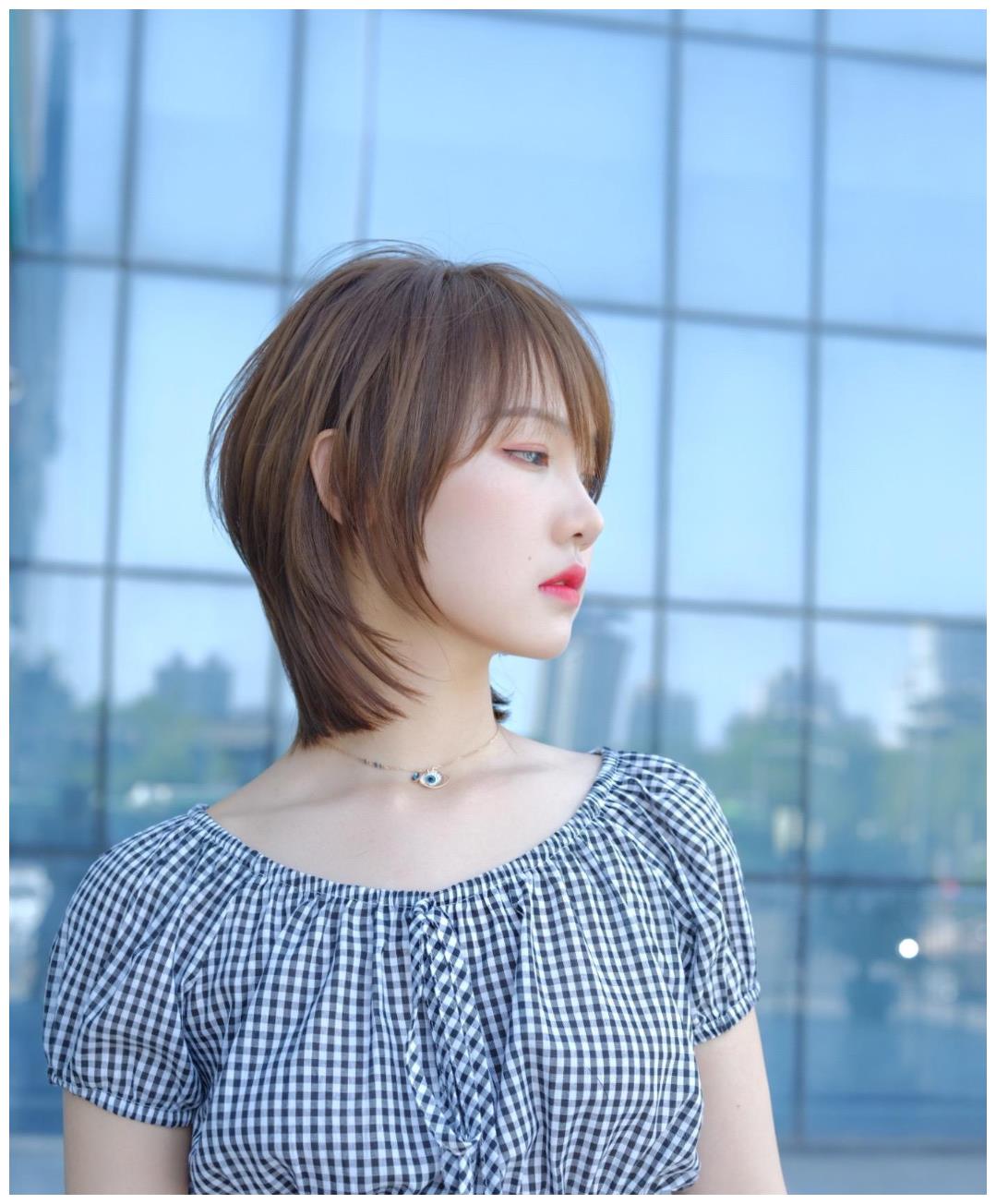 狼尾短发一般是顶区修剪出动感的层次,鬓角同样剪出短碎发的效果