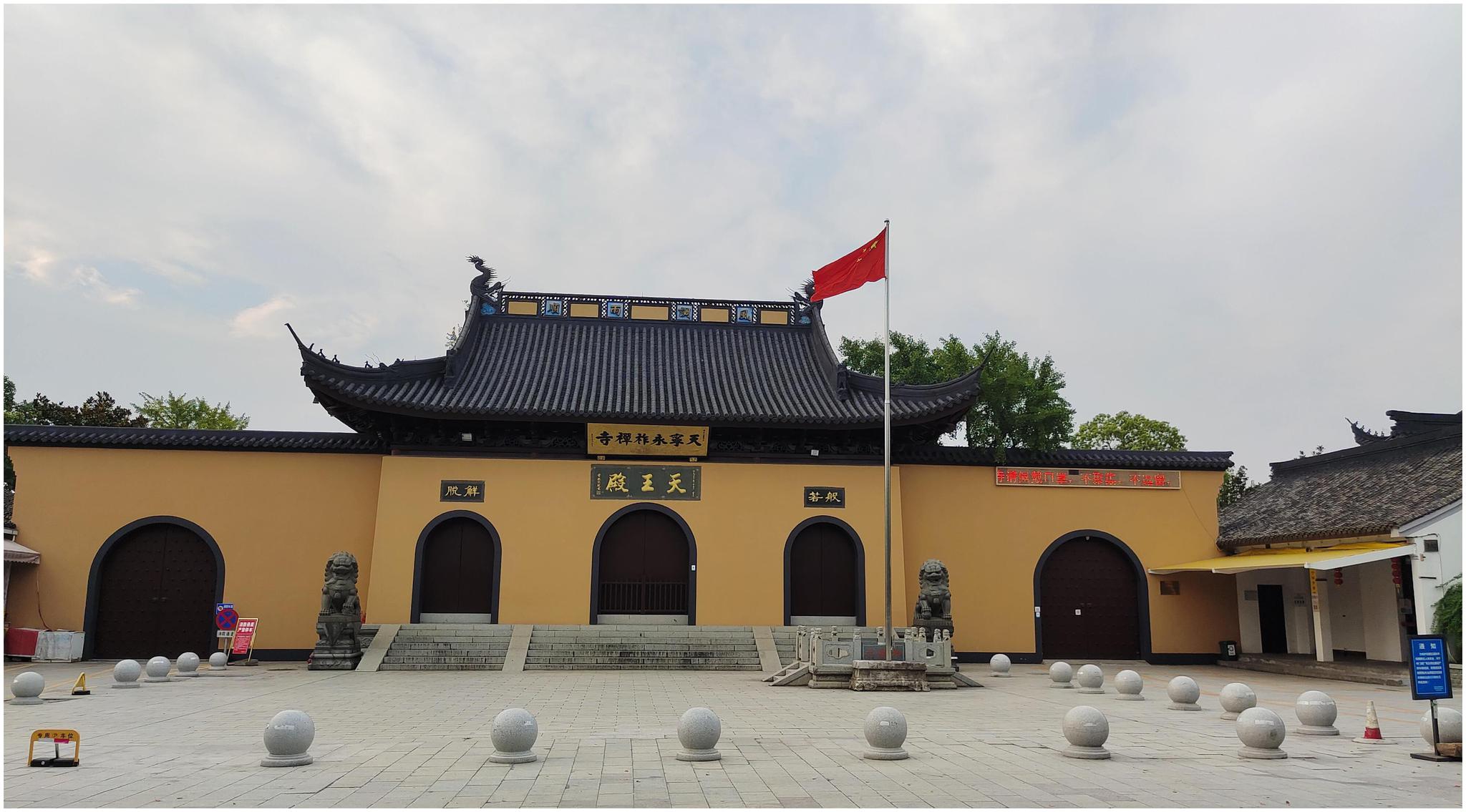 历史悠久,规模恢大的海宁天宁寺,环绕欣赏夕阳下的天宁寺塔