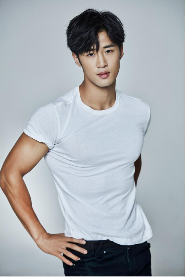 申琦暮白首首集登场饰第一高手忠心护主