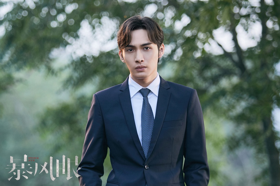 《暴风眼》开播首日引热议 杨幂张彬彬智斗间谍联手侦查