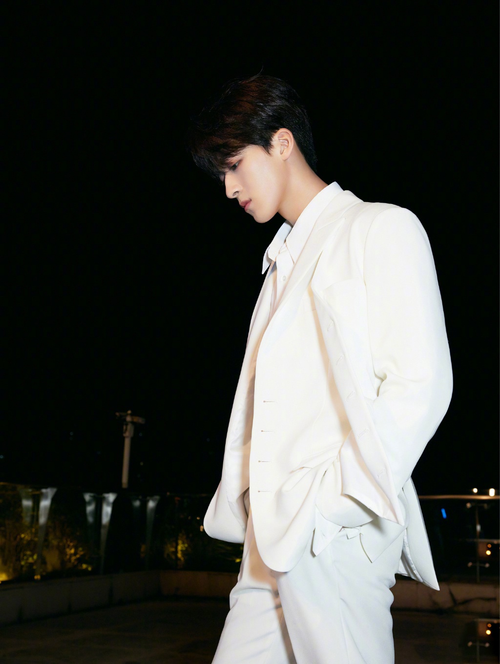 何洛洛身穿纯白设计感西服套装出镜,手捧玫瑰梦幻唯美