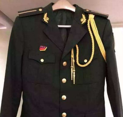 为啥我军军装上会有一根黄色绳子?除了好看外,还有什么作用呢?