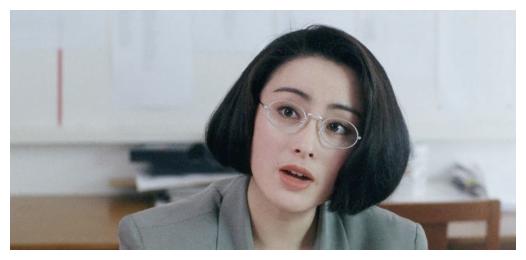 《赌侠2上海滩赌圣》里的端庄,温婉的老师何敏,《逃学威龙》里温柔