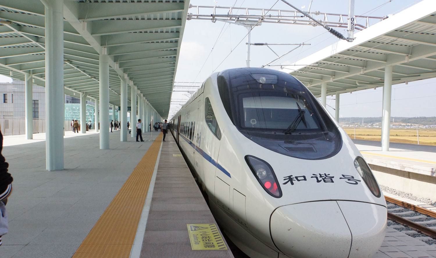 高铁跟绿皮火车有什么区别?游客拿它们做了对比,各有各的好处