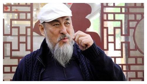 94版关羽竟然也直播带货,硬朗大胡子格外抢镜