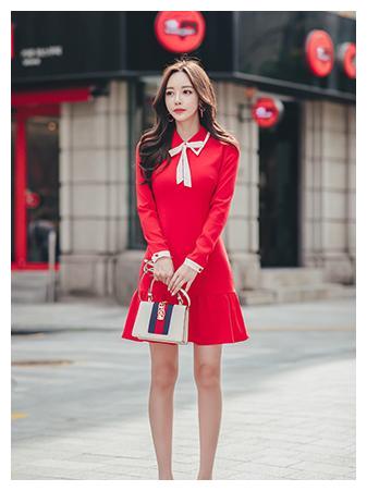 充满热情的大红色连衣裙,搭配俏皮蝴蝶结,勾起青春的回忆