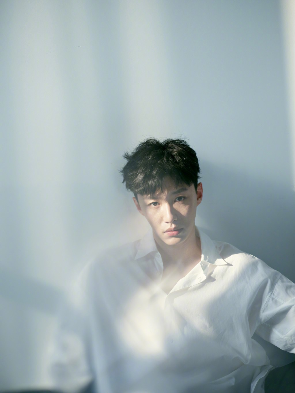 代旭身穿一件白衬衫温柔的看向镜头,清新脱俗的气质扑面而来