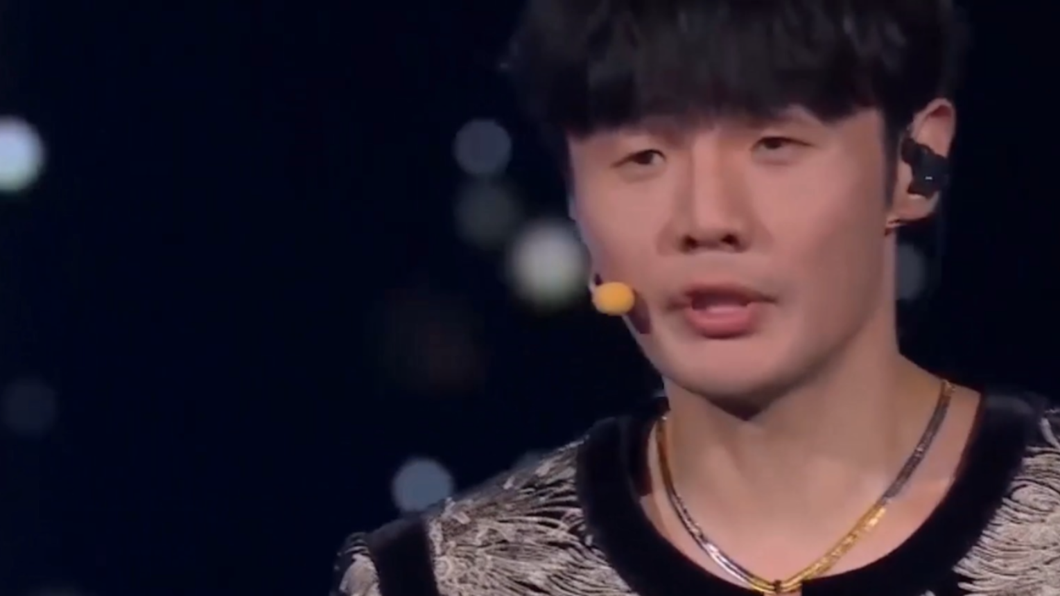 喜欢一个人会不自觉的想抱他吗,想把这个男生抱紧,也想亲他,...