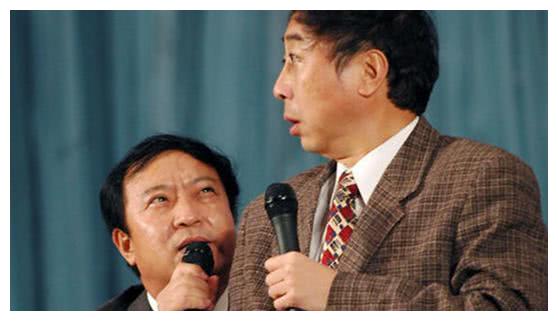 62岁冯巩出镜变拉风少年,娇妻风韵犹存,35岁儿子成"it王子"|牛群|冯巩