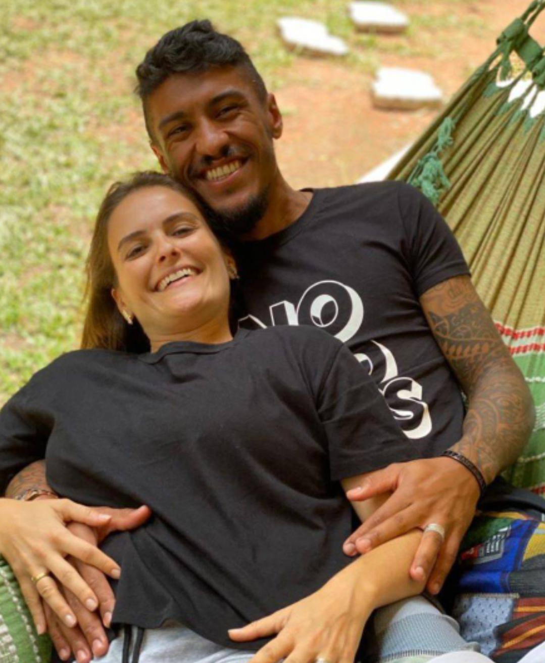 广州恒大俱乐部外援保利尼奥近日晒出自己与妻子恩爱的照片_高清图集