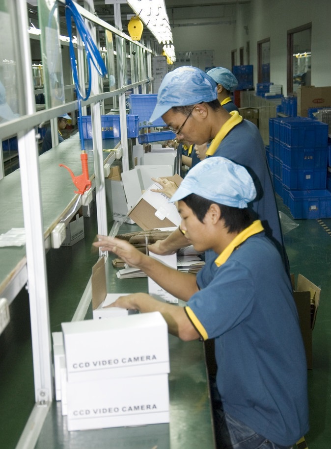 深圳某工厂的监控摄像头生产车间全部是流水线作业