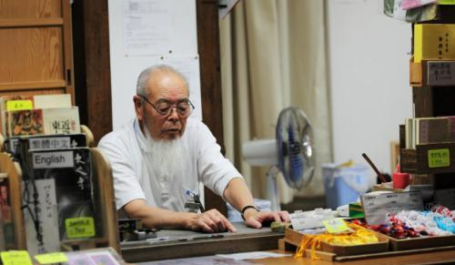 “老龄化”的日本，70岁老人还待在工作岗位，为何他们不去养老？