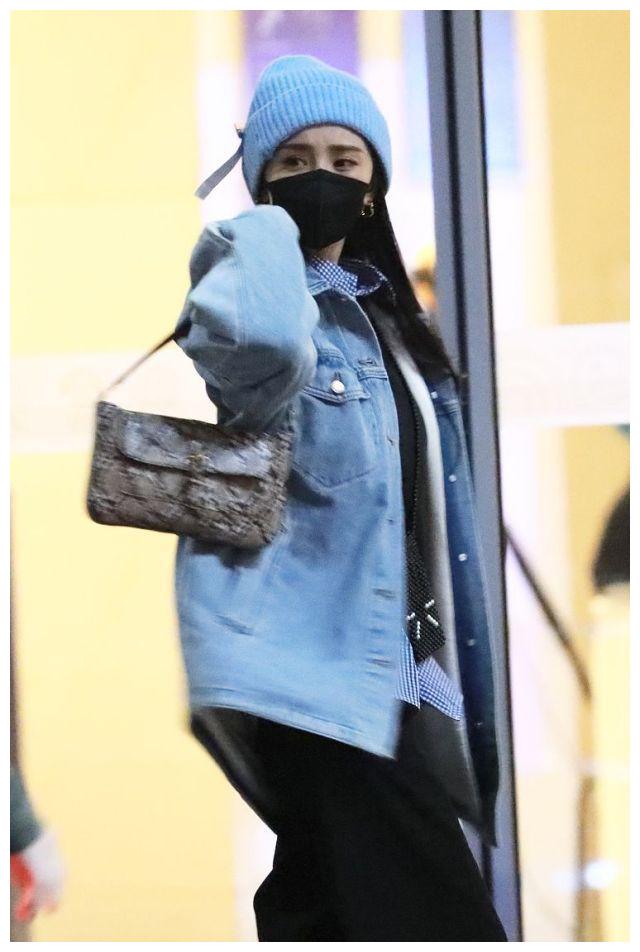 2020年12月1日,北京,杨幂现身机场.