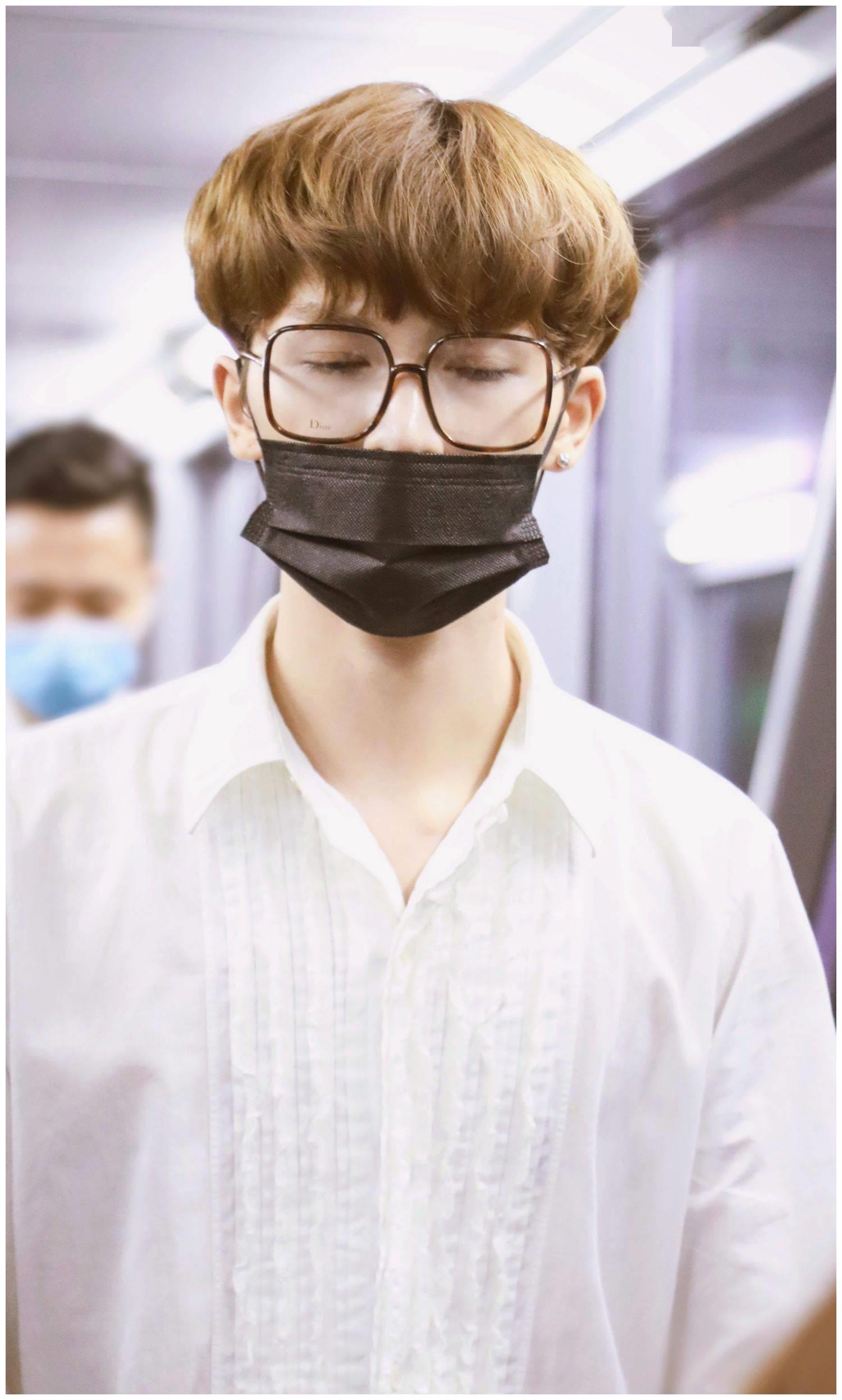 正正凌晨抵达上海机场 呆瓜头看上去很好骗的样子