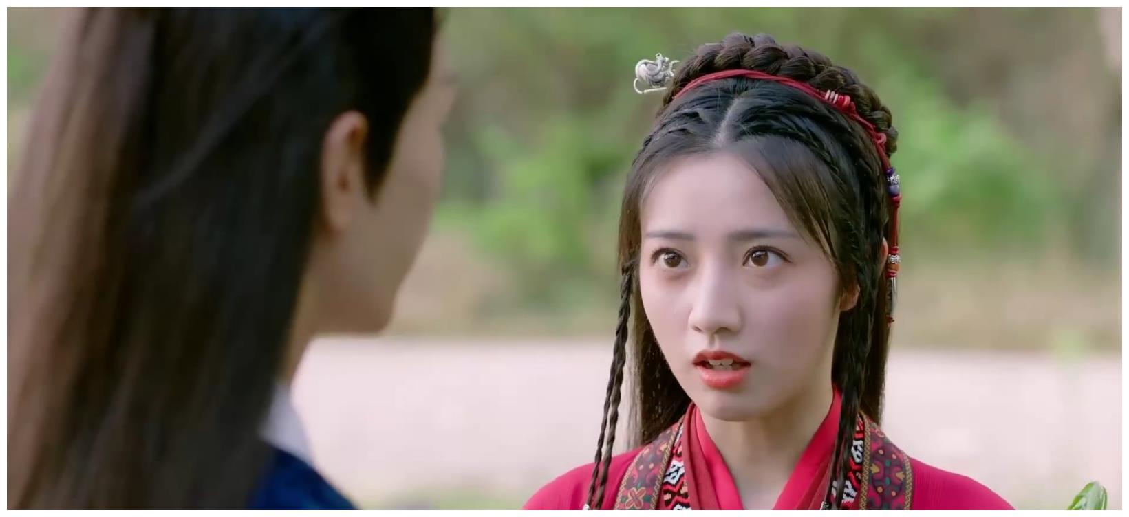 在剧中,出演阿兰这个角色的演员叫黄羿,也是欢瑞签约的艺人,毕竟这部