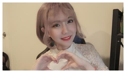 艾雪的扮演者就是刘思雯了,她也可以说是变化非常大,当年的短发婴儿肥