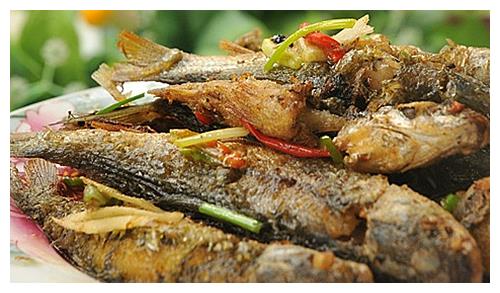 油酥火培鱼,芦笋火腿木耳炒蛋,梅菜炒螺头,麻辣仔鸡