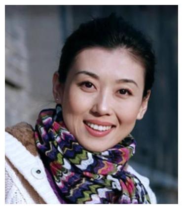 海峡两岸主持人李红48岁了还像18岁少女气质优雅备受好评