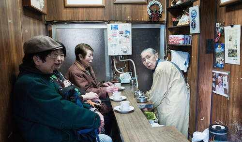 “老龄化”的日本，70岁老人还待在工作岗位，为何他们不去养老？