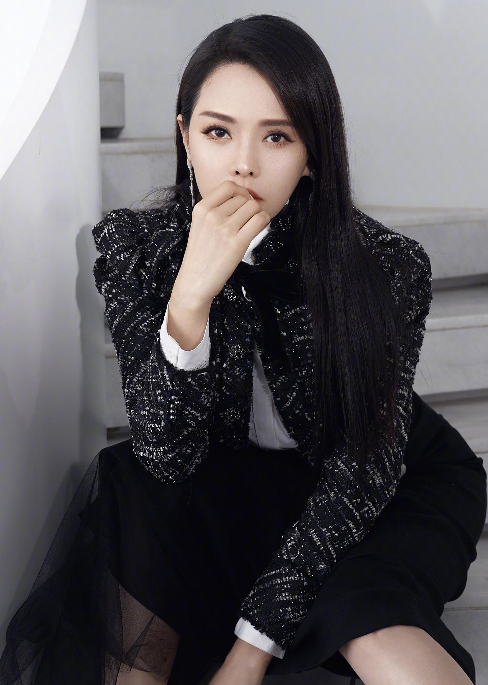 伊能静晒新豪宅,喊秦昊回家,灰色西装风连衣裙亮相机场