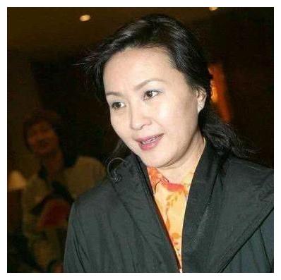 宁愿与丈夫离婚,也要嫁给小10岁屠洪刚的方舒,如今怎么样了?