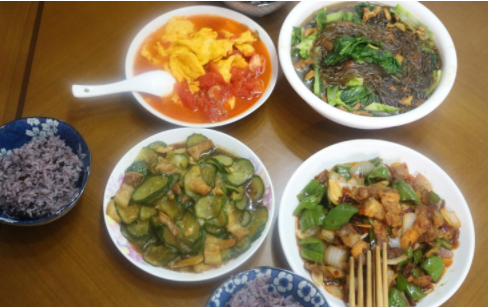 一共四个菜,全是家常菜,做法简单,做起来也快,配上一碗黑米饭,感觉