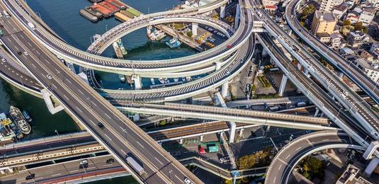 日本最特别的高速公路：从大楼中间穿过，相关部门每年还得交租金