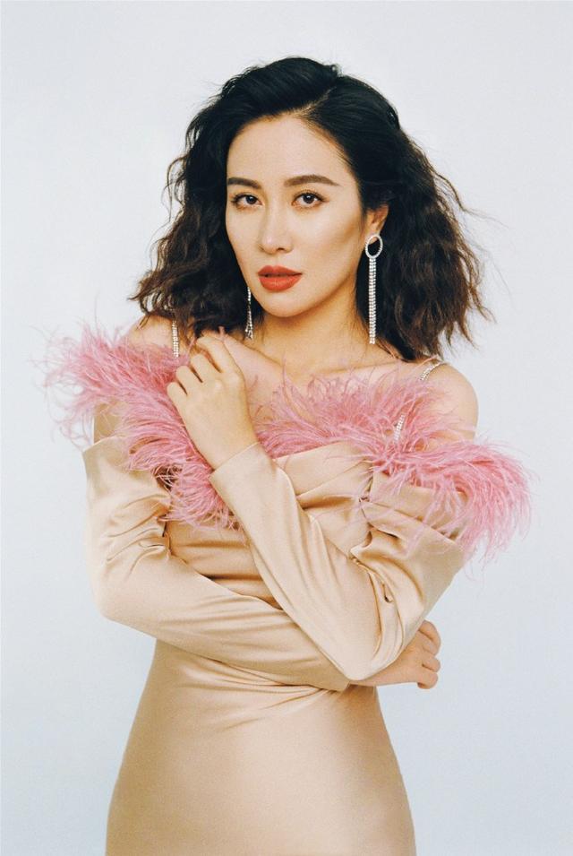 叶璇一袭香槟色吊带礼服裙,化身性感冷艳的港风女郎,让人沉醉__财经