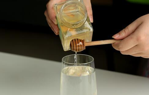 7岁女孩可以喝蜂蜜水吗小孩喝蜂蜜水好吗